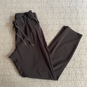Lululemon mis rise stretch pant 7/8 length black size small